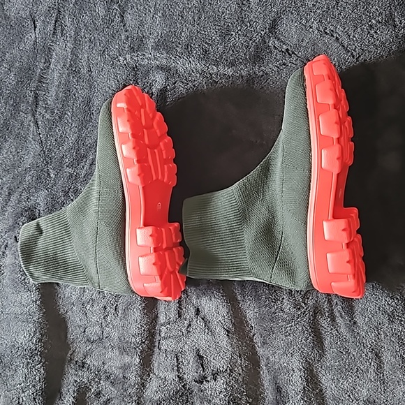 Black and red ankle boots - Picture 2 of 3